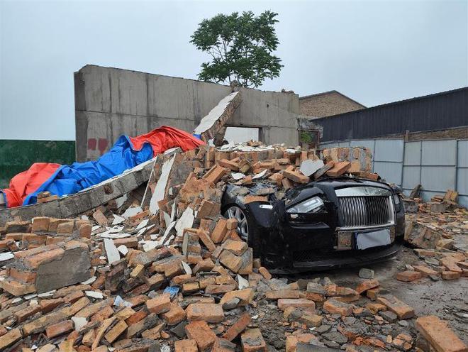 半岛全站官方“西安墙体坍毁砸毁劳斯莱斯”现场实探：17辆车仍被埋废墟