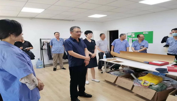 门徒娱乐集团党委副书记、副董事长、总司理杨瑞刚到经编实业公司调研事情