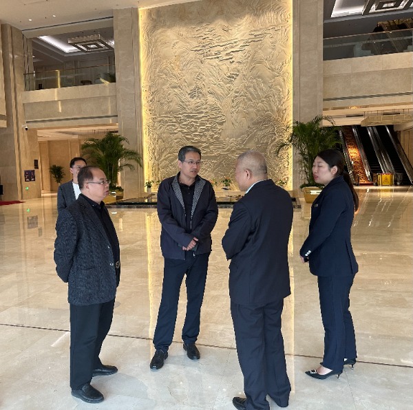 门徒娱乐集团党委副书记、副董事长、总司理杨瑞刚先后赴石家庄柏润东方旅馆和经编实业督导调研