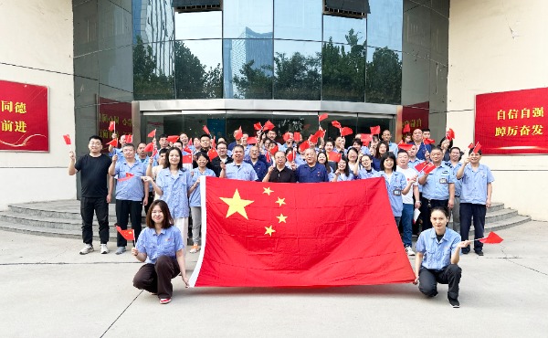 门徒娱乐集团所属经编实业公司开展“我与国旗合个影 满含深情送祝福”主题活动